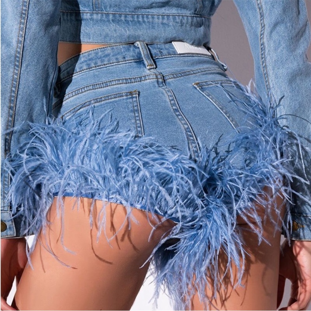 Akira Big Energy Feather Jean Short in Light Blue Denim size 4